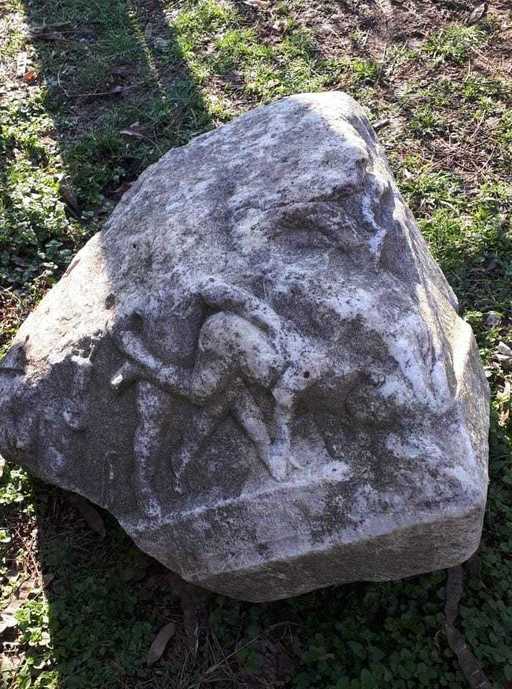Bucată dintr-un sarcofag din epoca romană, găsită în locuinţa unui constănţean - FOTO