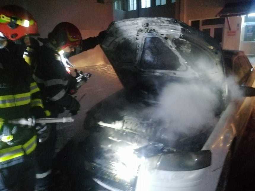 Alba: Intervenţie a pompierilor pentru stingerea unui incendiu la un autoturism aflat în parcarea Spitalului de Boli Cronice din Cîmpeni