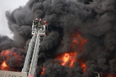 UPDATE - Incendiu la un depozit de materiale reciclabile din Buzău; pompierii intervin cu opt maşini de stingere şi o autoscară/ A fost emis mesaj Ro-Alert, din cauza fumului dens/ Incendiul s-a extins şi se manifestă pe 1.500 de metri pătraţi - FOTO, VID