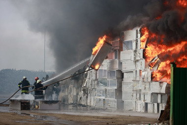 Buzău: Firma de reciclare a deşeurilor pe platforma căreia a izbucnit incendiul va fi amendată pentru depăşirea indicatorilor calităţii aerului - FOTO, VIDEO 