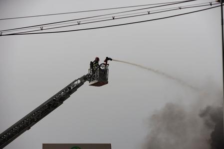 Pompierii intervin încă pentru a stinge incendiul izbucnit în urmă cu aproape 24 de ore pe o platfomă a unei firme de reciclare din Buzău