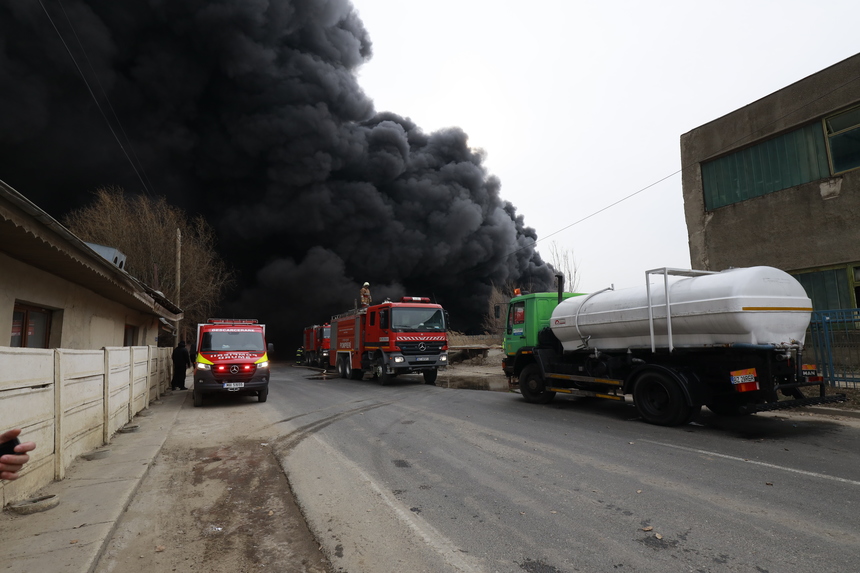 Agenţia pentru Protecţia Mediului Buzău afirmă că, în urma incendiului de la firma de reciclare, au fost mici depăşiri la indicatorii privind calitatea aerului/ Incendiul a fost stins, pompierii stabilind că ar fi pornit de la scântei produse de un utilaj