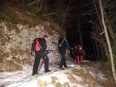 Argeş: O echipă de salvamontişti a plecat în căutarea a trei tineri, după ce un părinte a anunţat că ei vor să urce pe Vârful Moldoveanu, dar nu au echipament adecvat/ Tinerii ar fi întors maşina la un moment dat, drumul fiind greu de parcurs - VIDEO