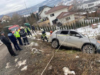 Cluj: Maşină parcată pe marginea unei râpe adânci de 7-8 metri, în pericol să cadă/ Autoturismul a fost sprijinit de trecători, până la sosirea pompierilor/ Două femei se aflau în maşină