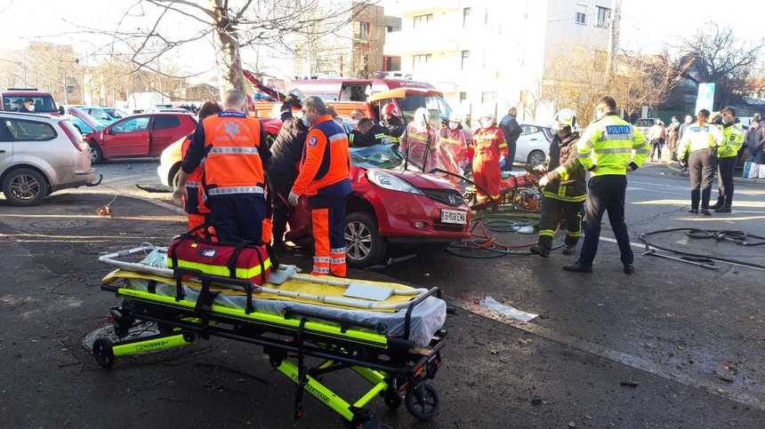 UPDATE: Trei adulţi şi doi copii, răniţi într-un accident produs în Capitală, fiind implicate două autoturisme/ Una dintre maşini a ricoşat într-un copac - FOTO