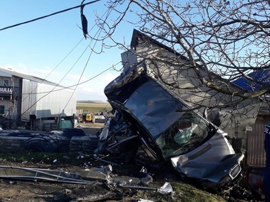 Călăraşi: Accident cu un mort şi doi răniţi pe DN 3B, în localitatea Borcea/ Două autoturisme s-au ciocnit, iar unul a fost proiectat într-un depozit - FOTO