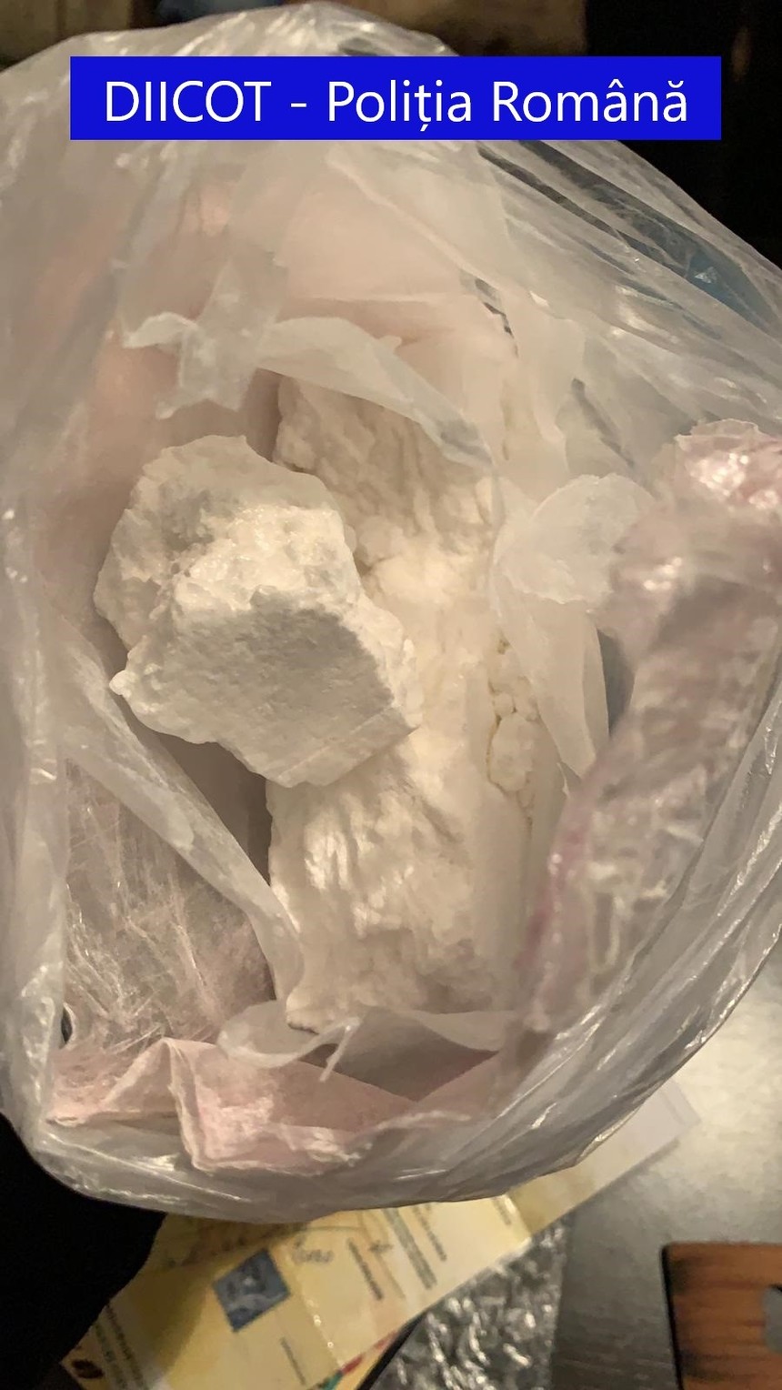 Trei bărbaţi, arestaţi după ce au fost prinşi în flagrant când vindeau droguri de mare risc, în Baia Mare/ În urma percheziţiilor, au fost găsite o jumătate de kilogram de cocaină, comprimate MDMA şi canabis