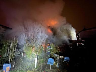 UPDATE - Incendiu la o casă şi două autoturisme, în Bucureşti/ Pompierii intervin cu nouă autospeciale/ Primăria Sectorului 5: Au fost afectate 3 case, persoanelor care locuiau acolo li s-a oferit posibilitatea cazării la un hotel - VIDEO