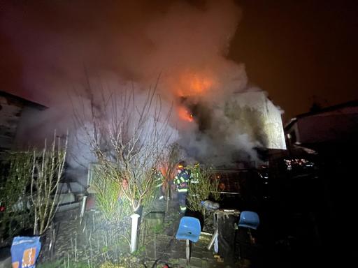 UPDATE - Incendiu la o casă şi două autoturisme, în Bucureşti/ Pompierii intervin cu nouă autospeciale/ Primăria Sectorului 5: Au fost afectate 3 case, persoanelor care locuiau acolo li s-a oferit posibilitatea cazării la un hotel - VIDEO