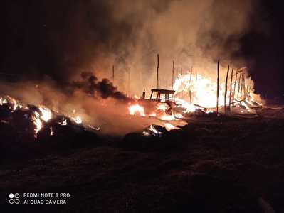 Pompierii din Galaţi intervin de peste 18 ore pentru a stinge un incendiu la un saivan/ Focul ar fi fost pus intenţionat - FOTO