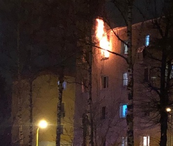 UPDATE - Braşov: Un bărbat a murit şi 50 de persoane au fost evacuate dintr-un bloc de garsoniere, în urma unui incendiu/ Poliţia face cercetări pentru ucidere din culpă şi distrugere din culpă
