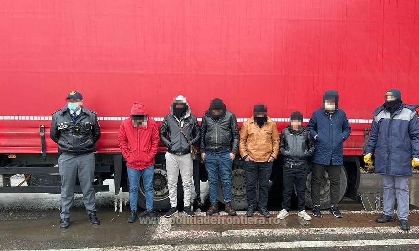 Şase sirieni găsiţi la Vama Giurgiu într-un camion care transporta frigidere din Turcia, destinatar fiind o firmă din Polonia - FOTO