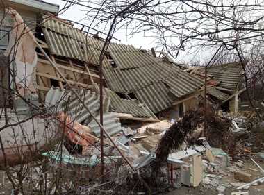 Teleorman: Explozie la o casă din Saelele, doi soţi în vârstă de 74 de ani fiind răniţi/ Bărbatul a fost scos de sub dărâmături de un pompier, vecin cu cei doi - FOTO