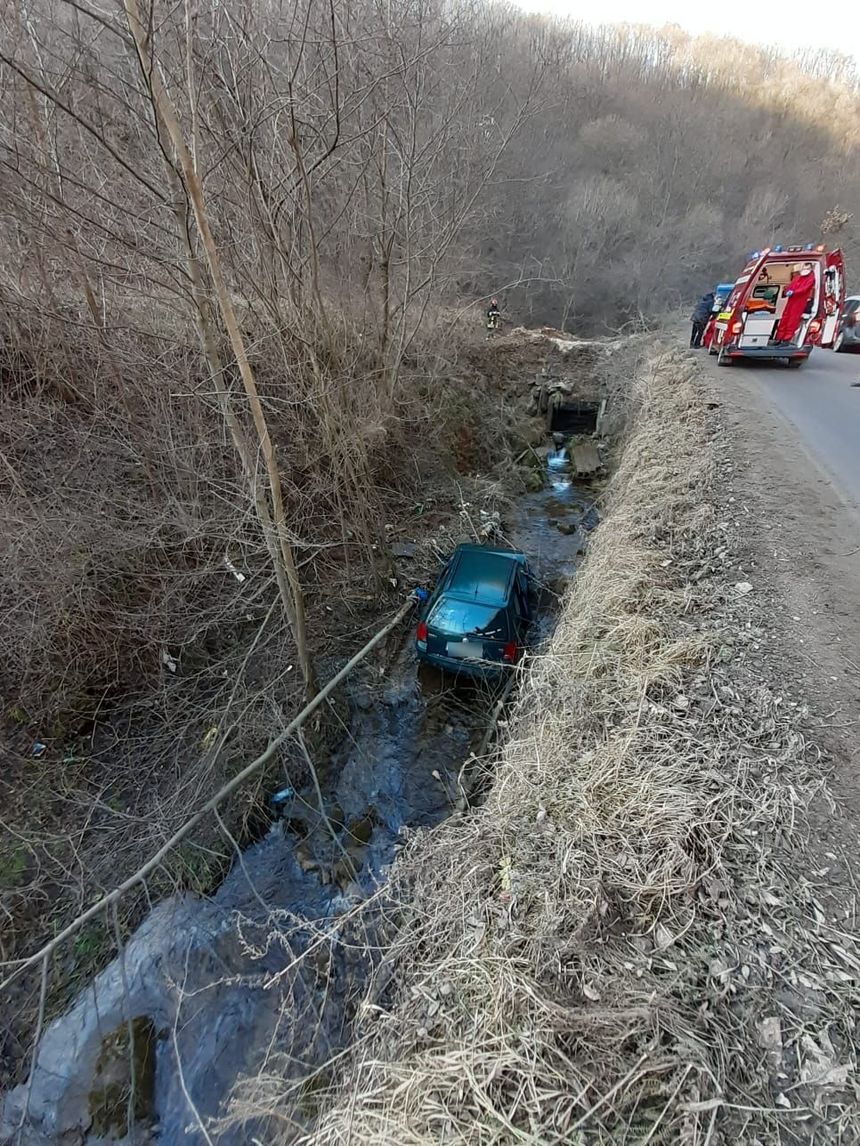 Cluj: Pompierii au intervenit pentru salvarea a trei persoane căzute cu autoturismul în albia unui pârâu, la o diferenţă de nivel de trei metri