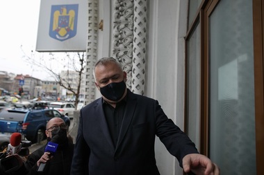 UPDATE - Dosarul achiziţiei de măşti medicale neconforme de către Unifarm - Fostul director Adrian Ionel şi reprezentanta firmei care a furnizat măştile, audiaţi / Firma şi administratorul, urmăriţi penal pentru înşelăciune - FOTO