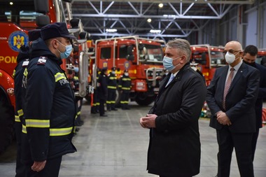 Primele zece autospeciale-cisternă cu capacitate de 3.000 de litri, destinate stingerii incendiilor de pădure, au fost recepţionate - FOTO