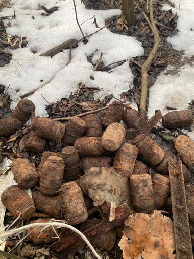 Harghita: 49 de grenade ofensive, descoperite pe malul unui râu/ ISU: Grenadele prezentau un real pericol, având în vedere faptul că erau intacte