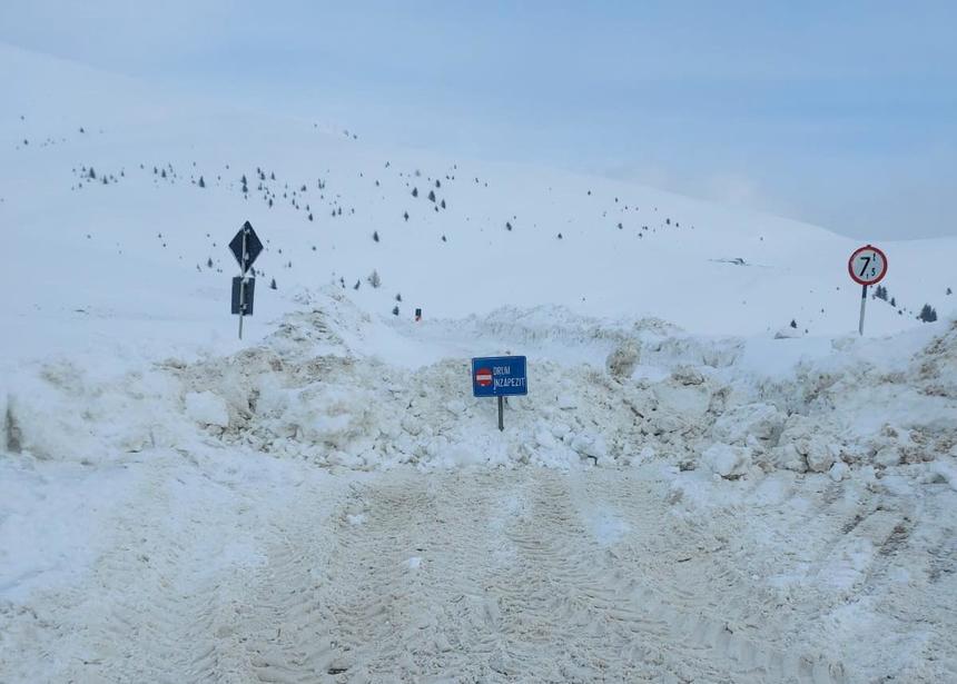 Drumul Transbucegi, închis în urmă cu o săptămână din cauza unei avalanşe, a fost redeschis