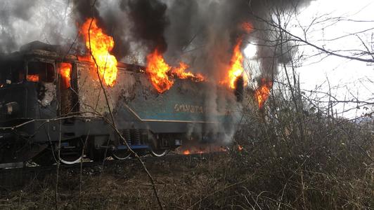 UPDATE - Incendiu la locomotiva unui tren care transporta cereale, în Caraş-Severin / Circulaţia feroviară este întreruptă/ Precizările CFR