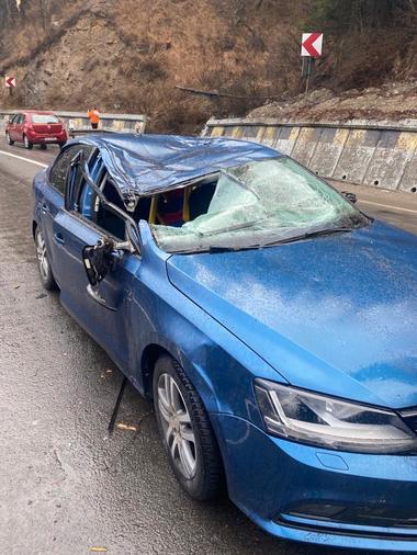 UPDATE - Suceava: Un copac a căzut peste o maşină în care se afla o familie cu doi copii care mergeau în concediu, pe DN 17, la Iacobeni / O femeie a rămas încarcerată, ulterior fiind declarat decesul acesteia - FOTO