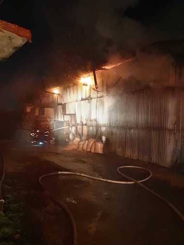 Incendiu  puternic la un atelier de mobilă din Timişoara. 30 de pompieri intervin pentru stingerea focului