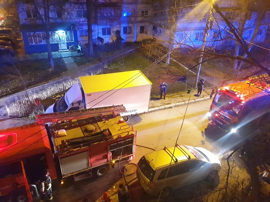 Galaţi - Un bărbat şi-a incendiat pentru a patra oară apartamentul. Opt persoane au fost evacuate - FOTO