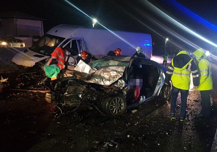 Doi morţi într-un accident petrecut pe şoseaua de centură a municipiului Iaşi, după ce un autoturism s-a izbit violent de o autoutilitară