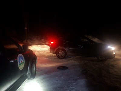 Intervenţie a salvamontiştilor din Dâmboviţa în sprijinul a doi turişti rămaşi blocaţi cu maşina, în zona Scropoasa/ Autoturismul, care nu era echipat pentru iarnă, a fost escortat până la baza Salvamont Zănoaga 