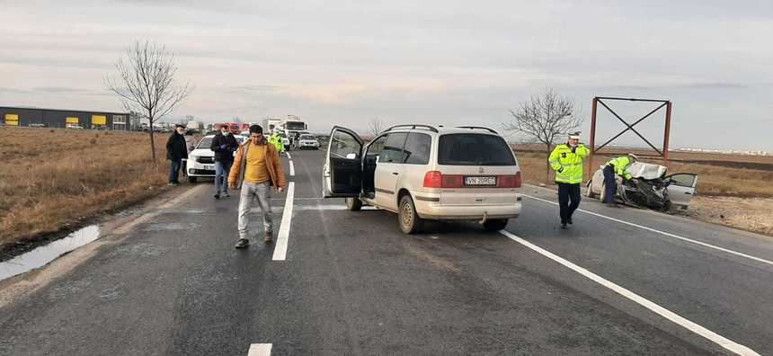 Buzău: O femeie şi copiii ei, de 4 şi 7 ani, răniţi într-un accident rutier în care au fost implicate trei maşini
