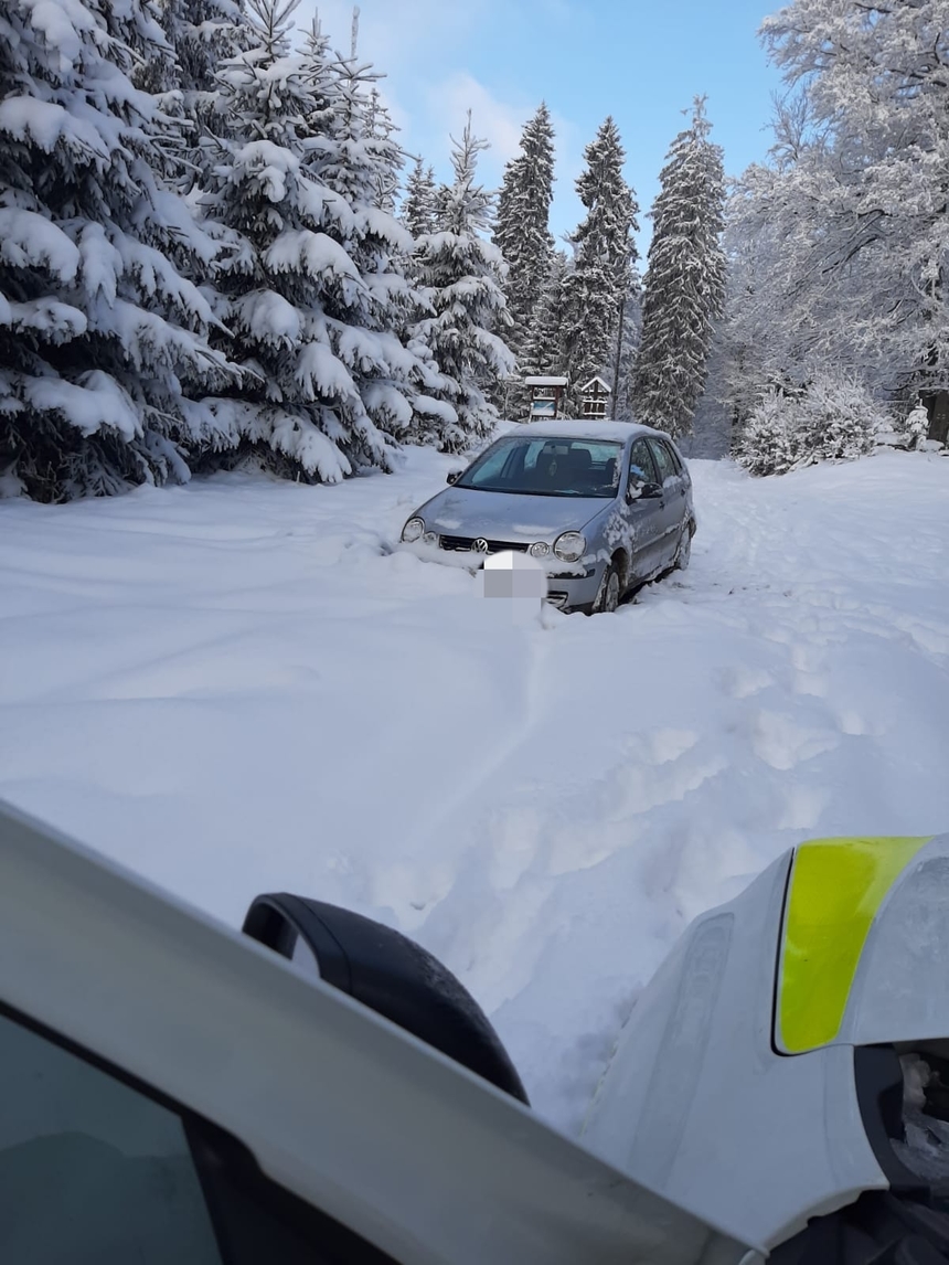 Caraş-Severin: Şofer de 71 de ani, găsit împotmolit în zăpadă pe un drum forestier, după ce soţia l-a dat dispărut noaptea trecută
