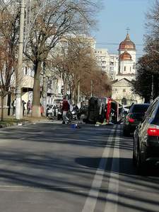 O autospecială SMURD care se deplasa la un caz medical s-a răsturnat în Brăila, după ce a fost lovită de un autoturism/ Cei trei ocupanţi ai ambulanţei, transportaţi la spital