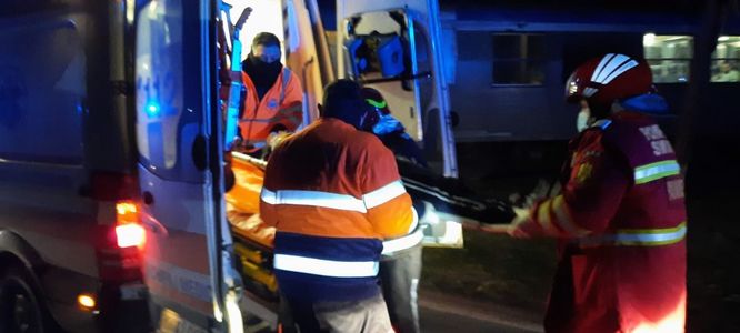 Accident feroviar în Timiş. O femeie şi un copil au fost duşi la spital pentru îngrijiri medicale
