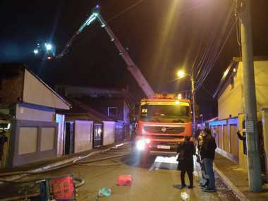 Incendiu de proporţii în Sectorul 5 al Capitalei – Focul se manifestă la patru locuinţe şi la anexele acestora