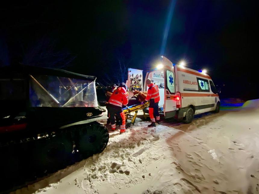 Botoşani: O femeie de 70 de ani care avea nevoie urgentă de îngrijiri medicale, transportată la ambulanţă cu ajutorul şenilatei / Femeia locuieşte într-o zonă izolată, unde accesul auto este îngreunat de stratul mare de zăpadă