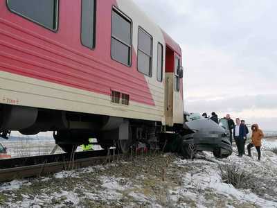 Iaşi: Două persoane au murit după ce autoturismul în care se aflau a fost lovit de un tren - FOTO

