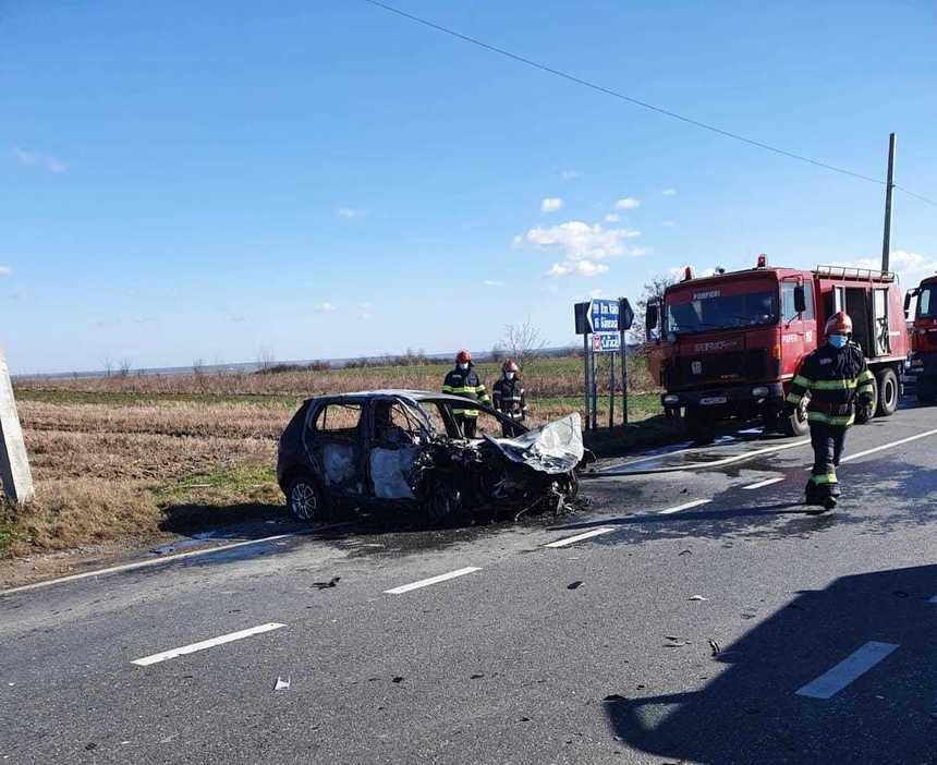 Olt: Accident între un autoturism şi o maşină de pompe funebre. Autoturismul a luat foc, iar patru persoane au fost rănite - FOTO, VIDEO