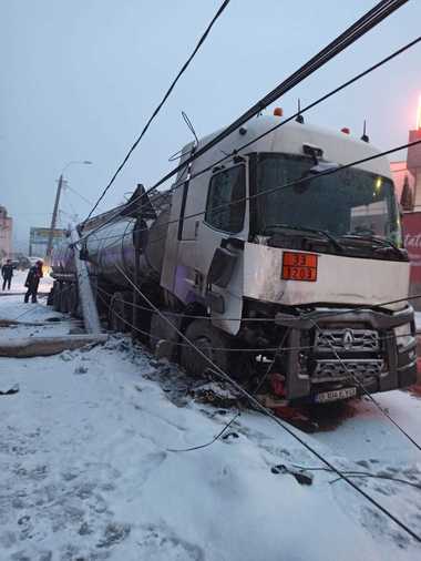 Cisternă încărcată cu 35 de tone de combustibil, implicată într-un accident pe DN 1, pe Valea Prahovei - FOTO