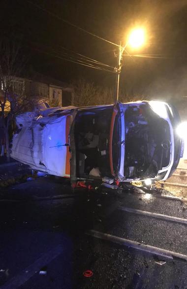 UPDATE - Vrancea: O ambulanţă care transporta o pacientă cu coronavirus s-a răsturnat pe DN 2 / Femeia a murit, iar doi membri ai echipajului au fost răniţi / Pacienta era intubată / Medicul, în stare gravă