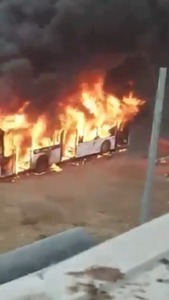 Incendiu la un autobuz al societăţii de transport public din Galaţi/ Călătorii au reuşit să coboare înainte ca vehiculul să fie cuprins în totalitate de flăcări - FOTO, VIDEO