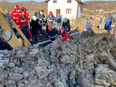UPDATE - Argeş: Intervenţie dificilă a pompierilor pentru salvarea unui muncitor surprins de un mal de pământ / Bărbatul a fost predat echipajelor medicale în hipotermie severă / Poliţia şi ITM fac verificări - FOTO / VIDEO
