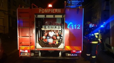 UPDATE - Incendiu într-un apartament dintr-un bloc din municipiul Galaţi/ 20 de persoane, între care şi copii, au fost evacuate/ Un câine scos din apartamentul în flăcări a fost resuscitat de pompieri - VIDEO