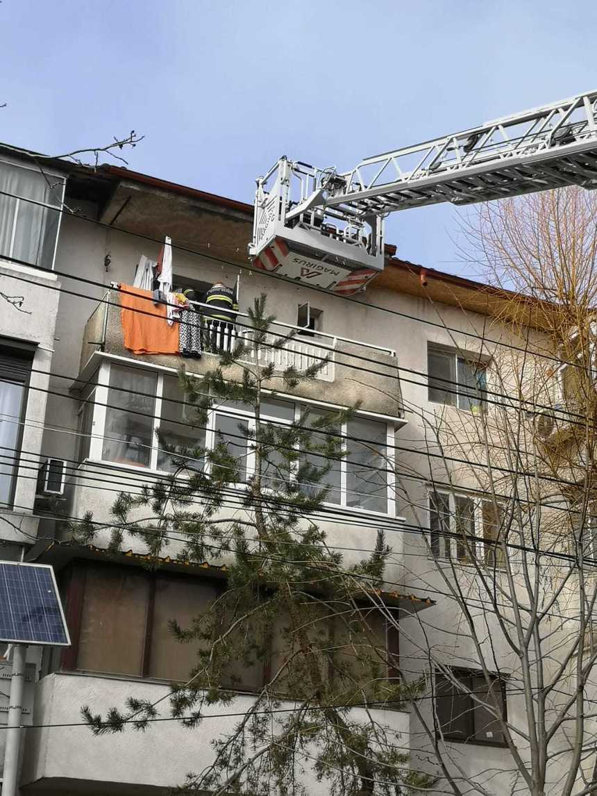Vrancea: O femeie a fost închisă pe balcon de nepotul în vârstă de trei ani / Pompierii au intrat în apartamentul situat la etajul al treilea pe geamul de la baie / Copilul, încântat de desfăşurarea de forţe, a aplaudat la finalul operaţiunii - VIDEO