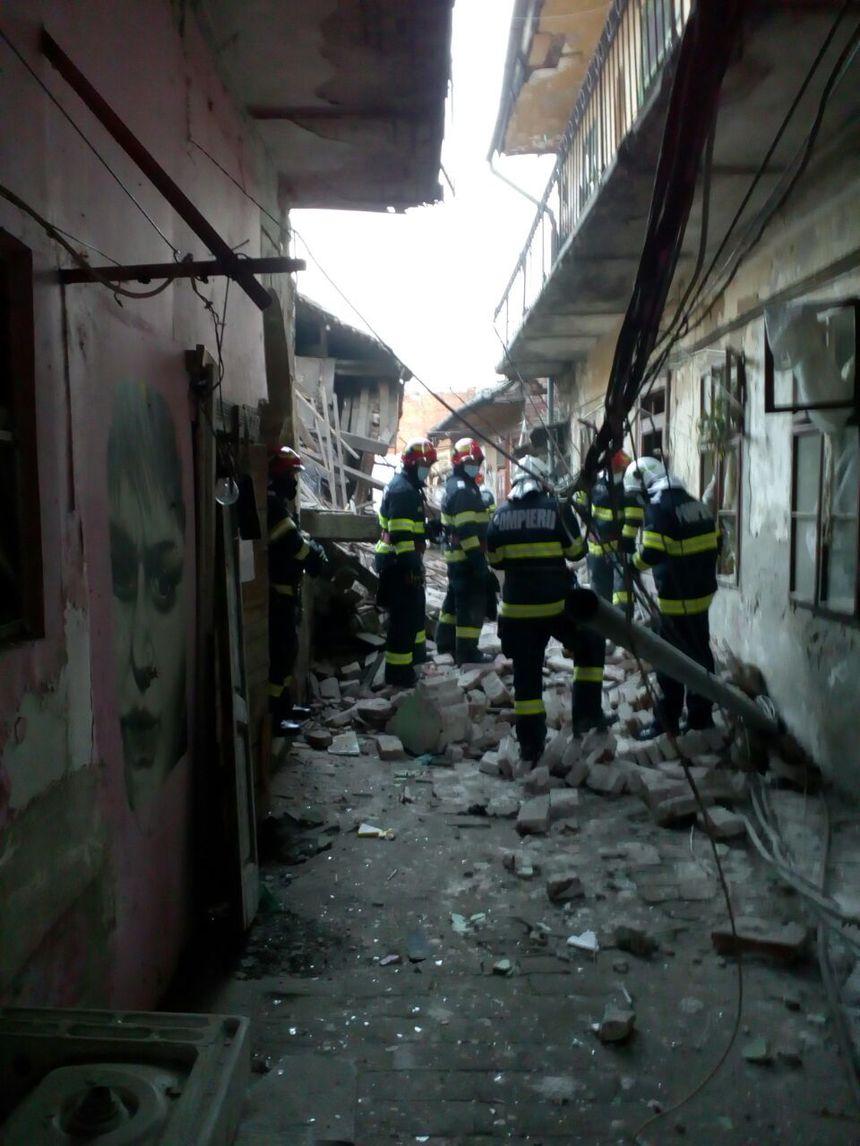UPDATE - Explozie într-o clădire din Timişoara. Un bărbat a fost prins sub dărâmături - FOTO