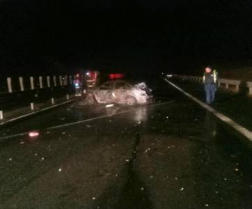Două persoane au decedat şi alte cinci au fost rănite într-un accident rutier pe autostrada Arad-Timişoara. O maşină a luat foc în urma impactului