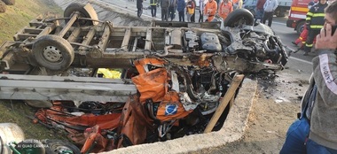 UPDATE - Plan roşu de intervenţie în Giurgiu  - Două persoane au murit şi şapte au fost rănite într-un accident la ieşirea din localitatea Călugăreni către Capitală / Unul dintre vehiculele implicate aparţine DRDP Bucureşti - FOTO