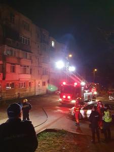 Incendiu într-un bloc din Tulcea. 11 persoane au ieşit din imobil. Pomperii au salvat un câine - FOTO, VIDEO