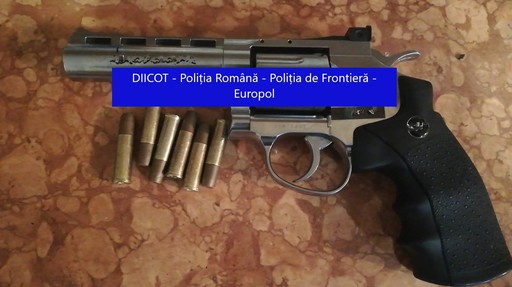 Percheziţii ale poliţiştilor şi procurorilor DIICOT în Alba, Bacău şi Hunedoara, la persoane suspectate de trafic de migranţi/ Doi cetăţeni indieni, lideri ai grupării, sutn deja arestaţi, alte şapte persoane urmând a fi audiate - VIDEO