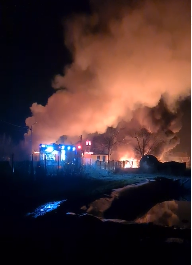 UPDATE - Incendiu violent la o fabrică de produse din ţiţei din Prahova / Focul a afectat o hală, 3 maşini şi un camion / Trei tancuri a câte 20 de tone de combustibil, în apropiere / Două persoane au suferit arsuri / Incendiul, lichidat - VIDEO

