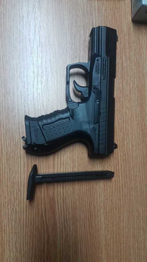 Dolj: Poliţiştii au făcut percheziţii la locuinţa tânărului care a ameninţat cu o armă pasagerii unui autoturism / S-au găsit două pistoale tip airsoft 
