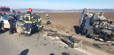 Braşov: Accident în care au fost implicate un microbuz cu pasageri şi un autoturism, pe DN 13 / Unsprezece persoane primesc îngrijiri medicale